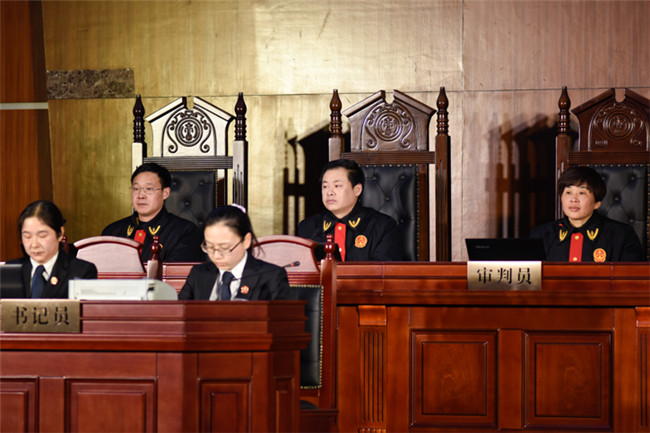 院长主持庭审百余干部旁听荆州区法院公开开庭审理田枫受贿一案