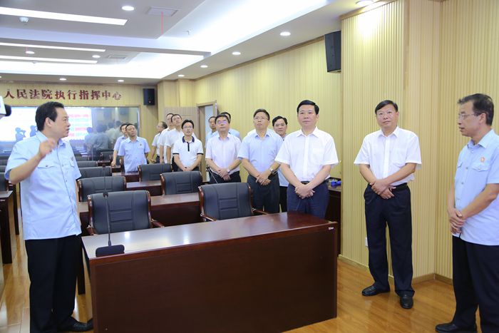 王祥喜在执行指挥中心听取执行汇报.jpg