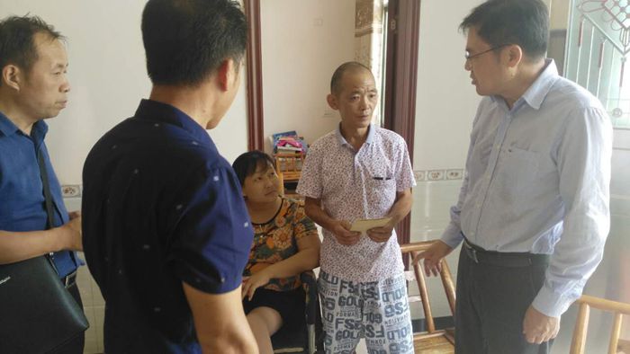 为贫困户子女送上助学金.jpg