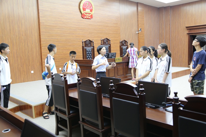 参观审判庭.jpg