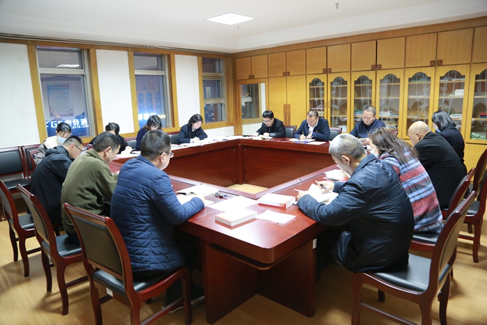 夏远亮同志在第九党支部组织开展学习.JPG