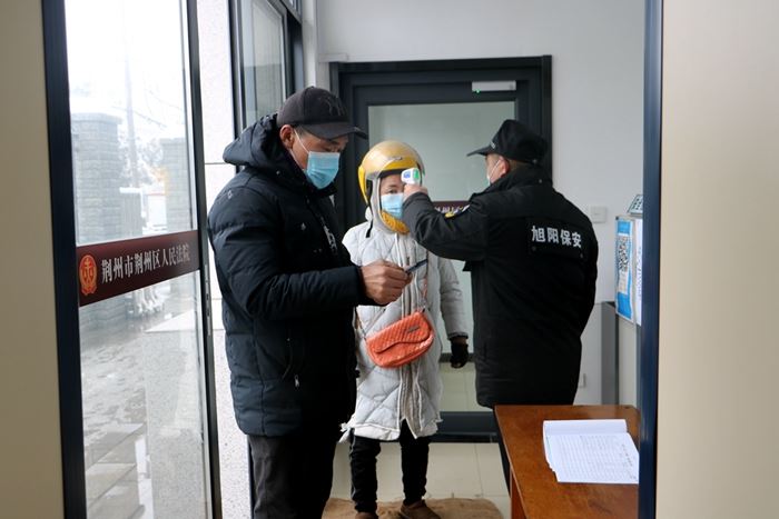 当事人安检扫码测温.JPG